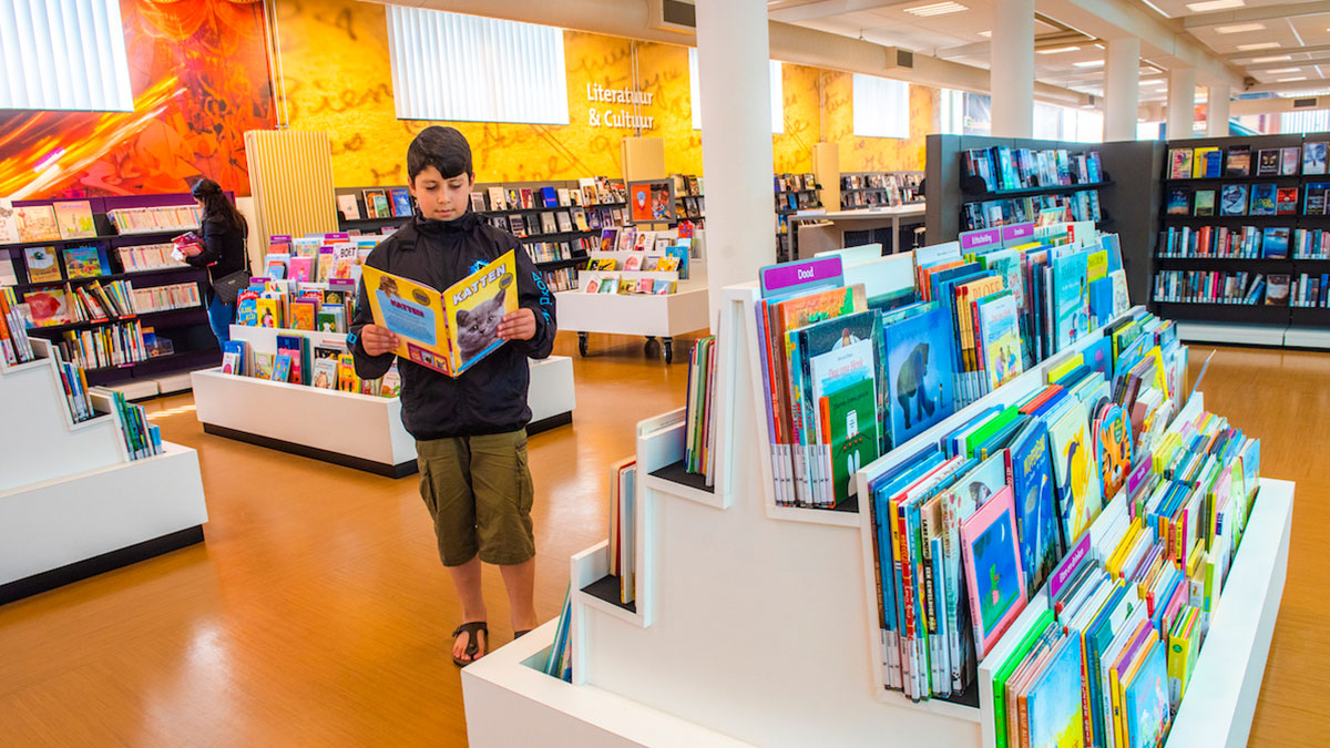 Kind aan het lezen in de Bibliotheek Voorburg